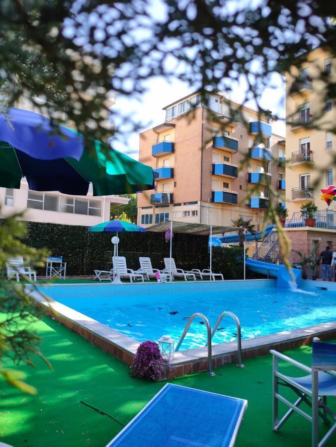 Club Hotel Residence Cesenatico Exterior foto